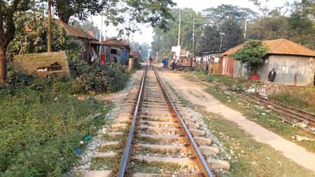 রেললাইনের নাট–বল্টু খোলার অভিযোগ