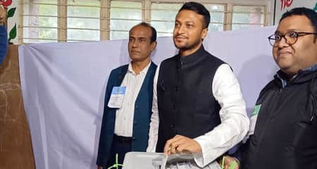 নিজ কেন্দ্রে প্রথম ভোটটি দিলেন সাকিব আল হাসান সাকিব আল হাসান