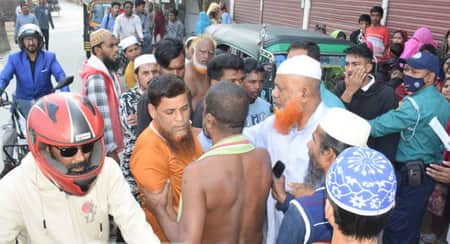বিড়ালে মাছ খেয়ে ফেলায় তিনজনকে কুপিয়ে জখম