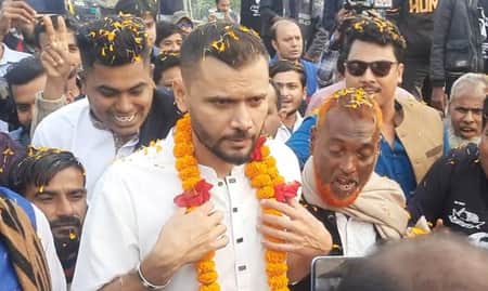 শক্ত প্রতিদ্বন্দ্বী না থাকায় হেসে খেলে জয়ের পথে মাশরাফী