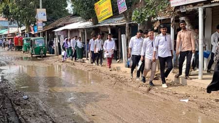 কাদা মাড়িয়ে পরীক্ষাকেন্দ্রে যেতে হয় ৩ হাজার শিক্ষার্থীকে কাদা মাড়িয়ে পরীক্ষাকেন্দ্রে যেতে হয় ৩ হাজার শিক্ষার্থীকে-২