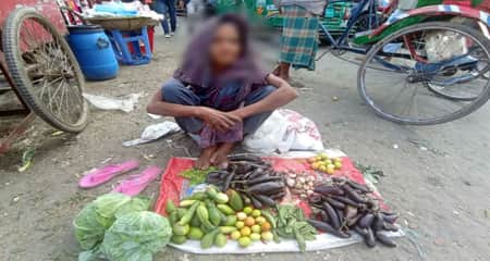 কুঁড়িয়ে পাওয়া সবজি বিক্রি করে সংসার চালান মনি খাতুন কুঁড়িয়ে পাওয়া সবজি