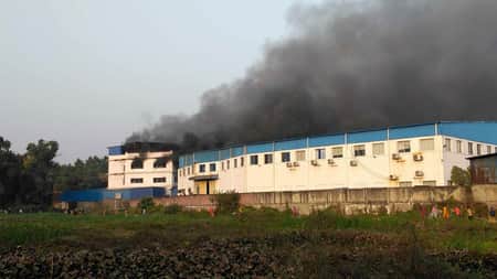 গাজীপুরে মোজা কারখানার আগুন, নিয়ন্ত্রণে ৭ ইউনিট