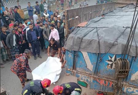 সিমেন্ট বোঝাই ট্রাকচাপায় ইজিবাইকের ৩ যাত্রী নিহত, আহত ২ গাজীপুরে সিমেন্ট বোঝাই ট্রাকচাপায় ইজিবাইকের ৩ যাত্রী নিহত
