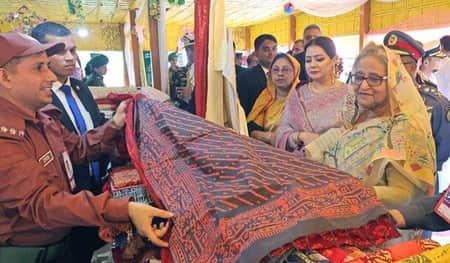 গাজীপুর এসে মালা আর টাঙ্গাইলের শাড়ি কিনলেন প্রধানমন্ত্রী গাজীপুর এসে মালা আর টাঙ্গাইলের শাড়ি কিনলেন প্রধানমন্ত্রী