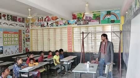 এক কক্ষে ৩ শ্রেণির ক্লাস নিচ্ছেন তিনি চর উত্তর রুস্তম আলী মাস্টার