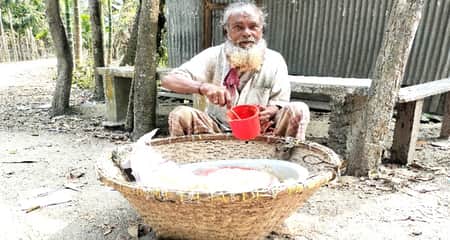 ৮৫ বছর বয়সেও ঝালমুড়ি বিক্রি করে জোগান জীবিকা ঝালমুড়ি বিক্রি