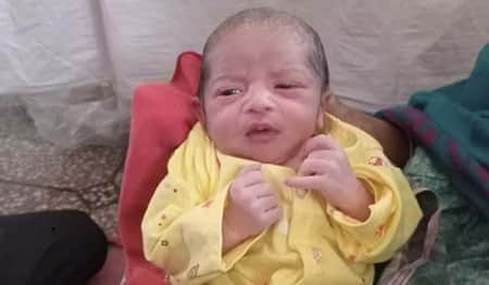নবজাতককে উদ্ধার করে মায়ের কোলে ফিরিয়ে দিলো র্যাব নবজাতককে উদ্ধার