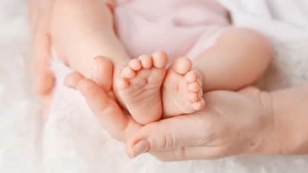 নবজাতকের কানে আজান দেওয়া হয় কেন? নবজাতক