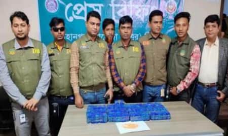 পূবাইলে প্রায় চার লাখ টাকার ইয়াবাসহ ৪ মাদক কারবারি গ্রেফতার পূবাইলে প্রায় চার লাখ টাকার ইয়াবাসহ ৪ মাদক কারবারি গ্রেফতার (1)