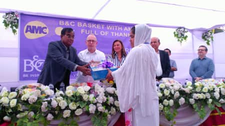 পোশাক শ্রমিকদের দুর্ভোগ লাঘবে মালিকের ব্যতিক্রমী উদ্যোগ পোশাক শ্রমিকদের দুর্ভোগ লাঘবে মালিকের ব্যতিক্রমী উদ্যোগ