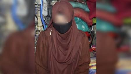 প্রেমিকের বাড়িতে অনশন