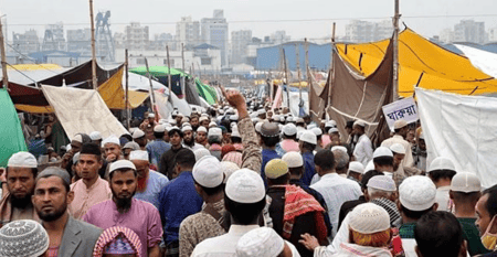 ইজতেমায় জুমার নামাজ পড়তে আসছেন মুসল্লিরা মুসল্লিরা