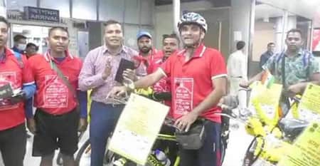 সাইকেল চালিয়ে শহীদ মিনারে আসছেন ভারতীয় ১০ নাগরিক সাইকেল
