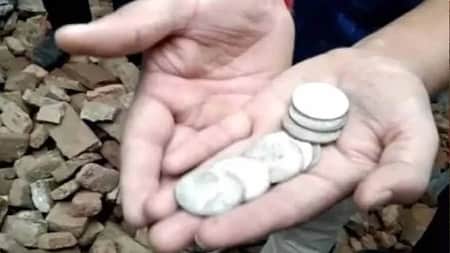রাস্তায় পড়ে আছে দুই বস্তা কয়েন ভর্তি ব্যাগ! কুড়োতে গিয়ে হুলস্থুল
