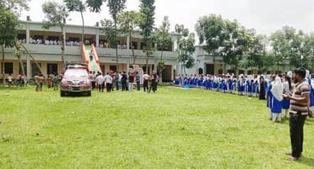হিজাব না পরায় শিক্ষার্থীদের চুল কেটে দিলেন শিক্ষিকা