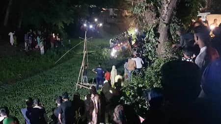 ড্রাইভার নেমে গেলে বাস নিয়ে খাদে পড়েন হেলপার
