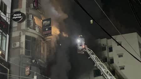 কাচ্চি ভাই রেস্টুরেন্টে আগুন, ভেতরে আটকা পড়েছেন অনেকে