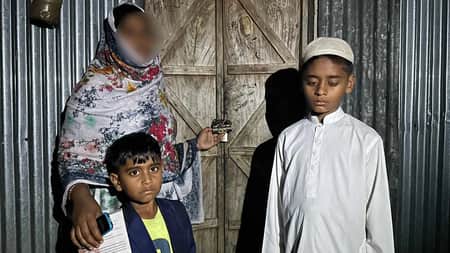 কিস্তি না পেয়ে ঘরে তালা, খোলা আকাশের নিচে পরিবার