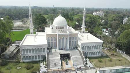 জৌলুস ছড়াচ্ছে মার্বেলে মোড়ানো সিরাজগঞ্জের নান্দনিক এই মসজিদ আল আমান বাহেলা খাতুন জামে মসজিদ