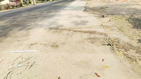 দুর্ঘটনাস্থলে পড়ে থাকা গুঁড়ো পাথর