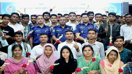 পুলিশে চাকরি পেল ৭১ নারী-পুরুষ