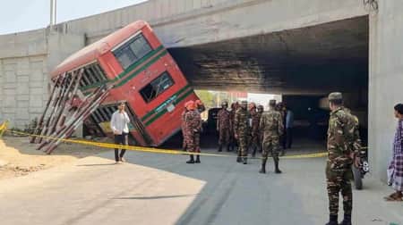 আন্ডারপাসে পিকনিকের বাস আটকে এক শিশুর মৃত্যু, আহত ২২