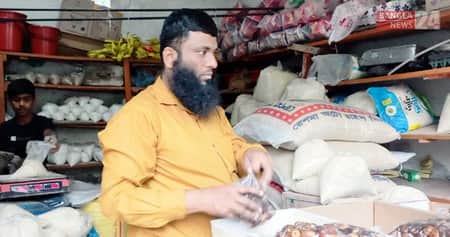 রমজানে এক টাকা লাভে পণ্য বিক্রির উদ্যোগ ব্যবসায়ীর bussiness man