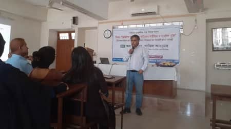 ঘাড় বাঁকা করে মোবাইল ব্যবহারে ৬০ পাউন্ড চাপ পড়ে : অধ্যাপক শাকিল