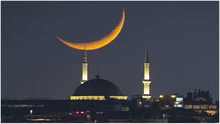 সৌদি আরবে চাঁদ দেখা গেছে, আগামীকাল রোজা শুরু saudi-moon