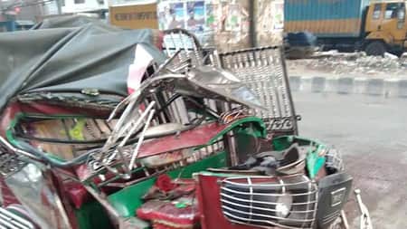 দাঁড়িয়ে থাকা কাভার্ডভ্যানে অটোরিকশার ধাক্কায় যুবক নিহত