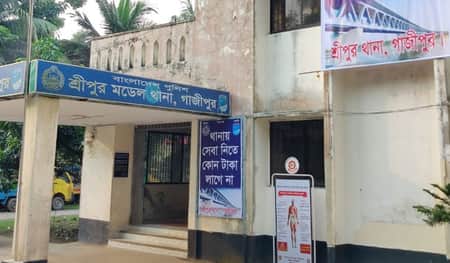 গাজীপুরের শ্রীপুরে ভাড়া বাসা থেকে আব্দুল মান্নান অনন্যা (২২) নামের তৃতীয় লিঙ্গের একজনের ঝুলন্ত মরদেহ উদ্ধার করেছে পুলিশ। Google news বুধবার (১৭ এপ্রিল) রাতে উপজেলার গাজীপুর ইউনিয়নের ধনুয়া গ্রামে এ ঘটনা ঘটে। আব্দুল মান্নান অনন্যা শ্রীপুর উপজেলার মাওনা ইউনিয়নের দক্ষিণ বারতোপা গ্রামের নূরুল আমিনের সন্তান। শ্রীপুর থানার উপ-পরিদর্শক (এসআই) আবু রায়হান বলেন, মানসিক চাপে তৃতীয় লিঙ্গের অনন্যা আত্মহত্যা করেছেন বলে জানা গেছে। খবর পেয়ে ঘটনাস্থল থেকে তার ঝুলন্ত মরদেহ উদ্ধার করে ময়নাতদন্তের জন্য গাজীপুর শহীদ তাজউদ্দিন আহমদ মেডিকেল কলেজ হাসপাতালে পাঠানো হয়েছে।