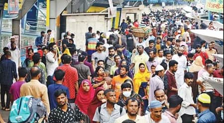ঈদ যাত্রায় ঘরমুখো মানুষের ঢল, ফাঁকা হচ্ছে ঢাকা