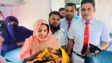 ঈদযাত্রায় চলন্ত ট্রেনে সন্তান প্রসব চলন্ত ট্রেনে সন্তান প্রসব