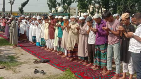 বৃষ্টির আশায় বিশেষ নামাজ আদায় করলেন শত শত মুসল্লি বিশেষ নামাজ