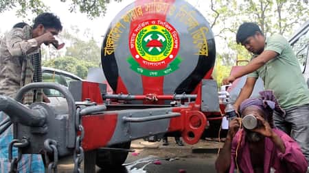তীব্র গরমে সুপেয় পানি সরবরাহ করছে ফায়ার সার্ভিস