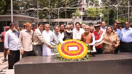 বঙ্গবন্ধুর প্রতিকৃতিতে রেড ক্রিসেন্ট সোসাইটির নতুন চেয়ারম্যানের শ্রদ্ধা