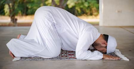 শবে কদর নামাজের নিয়ত ও যেভাবে পড়বেন muslim-praying