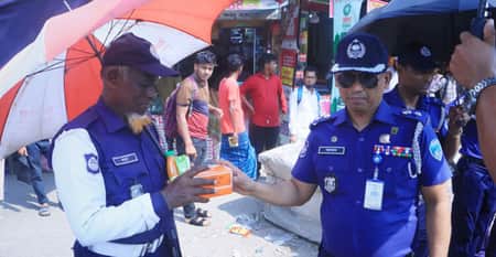 তীব্র রোদে দায়িত্ব পালন করছিল ট্রাফিক পুলিশ, শরবত নিয়ে গেলেন এসপি police