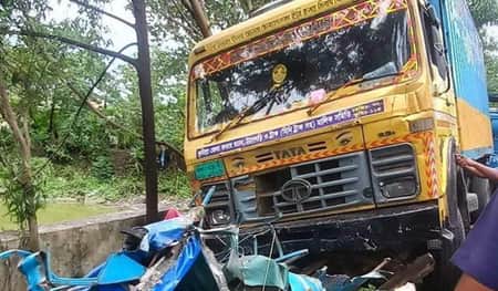 গাজীপুরে কাভার্ডভ্যানের চাপায় গার্মেন্টস শ্রমিক নিহত