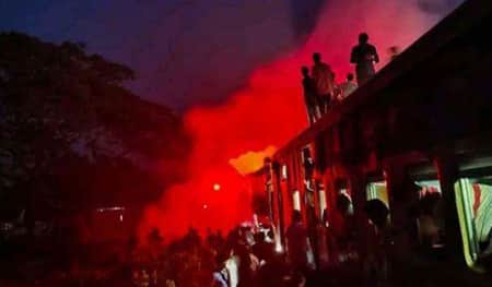 গাজীপুরে স্টেশনে দাঁড়ানো যমুনা এক্সপ্রেসের ইঞ্জিনে আগুন গাজীপুরের শ্রীপুর রেল স্টেশনে দাঁড়িয়ে থাকা অবস্থায় যমুনা এক্সপ্রেস ট্রেনের ইঞ্জিনে অগ্নিকাণ্ডের সূত্রপাত হয়। তবে এতে হতাহতের কোনো ঘটনা ঘটেনি এবং ট্রেন চলাচলে কোনো ধরনের বিঘ্ন ঘটেনি। Google news বৃহস্পতিবার (১৬ মে) রাত নয়টার দিকে বিষয়টি নিশ্চিত করেছেন শ্রীপুর ফায়ার সার্ভিসের স্টেশন অফিসার মো. বেলাল আহমেদ। সন্ধ্যা সোয়া ৭টার দিকে শ্রীপুর রেল স্টেশনে এ দুর্ঘটনা ঘটে। শ্রীপুর ফায়ার সার্ভিসের স্টেশন অফিসার মো. বেলাল আহমেদ বলেন, ট্রেনে আগুন লাগার খবরে ঘটনাস্থলে ফায়ার সার্ভিসের দু’টি ইউনিট পৌঁছে আগুন নিয়ন্ত্রণে আনে। তাৎক্ষণিকভাবে আগুন লাগার কারণ ও ক্ষয়-ক্ষতির পরিমাণ জানা যায়নি। প্রত্যক্ষদর্শীরা জানান, সন্ধ্যা সাড়ে ৭টায় ঢাকা থেকে জামালপুরগামী যমুনা এক্সপ্রেস ট্রেন শ্রীপুর স্টেশনে যাত্রা বিরতি করে। এসময় দাঁড়িয়ে থাকা যমুনা এক্সপ্রেস ট্রেনের ইঞ্জিনে আগুন ধরে যায়। তাৎক্ষণিকভাবে ট্রেনের চালকসহ অন্যরা এগিয়ে এসে ইঞ্জিনে লাগা আগুন ৭টা ২০ মিনিটের সময় নিয়ন্ত্রণে আনেন। এতে ট্রেনের ইঞ্জিনের তেমন কোনো ক্ষতি হয়নি। পরবর্তীতে ট্রেনটি যাত্রী নিয়ে জামালপুরের উদ্দেশে শ্রীপুর স্টেশন ত্যাগ করেছে। ট্রেন চলাচল স্বাভাবিক রয়েছে।