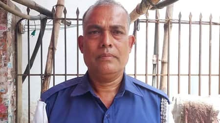স্ত্রীর অনুপ্রেরণায় ৫৭ বছর বয়সে এসএসসি পাশ করলেন কনস্টেবল ছামাদ
