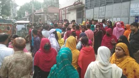 টঙ্গীতে কারখানা বন্ধ ঘোষণার খবরে শ্রমিক বিক্ষোভ টঙ্গীতে কারখানা বন্ধ ঘোষণার খবরে শ্রমিক বিক্ষোভ