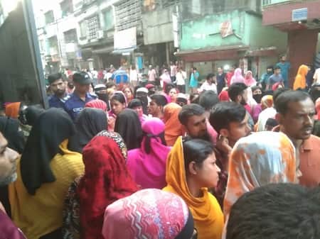 টঙ্গীতে বেতনের দাবিতে পোশাক শ্রমিকদের বিক্ষোভ টঙ্গীতে বেতনের দাবিতে পোশাক শ্রমিকদের বিক্ষোভ