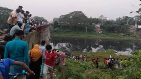 শ্রীপুরে ট্রেনের ধাক্কায় রেলসেতু থেকে পড়ে নিহত ২ ট্রেনের ধাক্কায় রেলসেতু পড়ে গেলো দুই প্রাণ