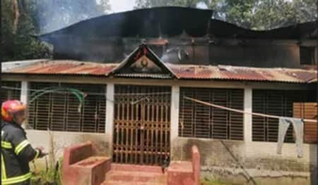 নেশার টাকা না পেয়ে বাড়িতে আগুন দিলো ছেলে নেশার টাকা না পেয়ে বাড়িতে আগুন দিলো ছেলে