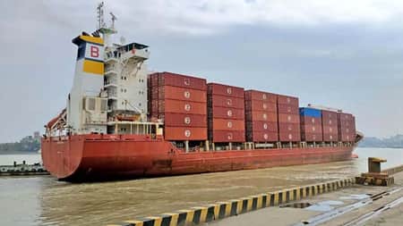 চট্টগ্রাম বন্দরে সর্বোচ্চ অ্যালার্ট জারি, বিমানবন্দর বন্ধ থাকবে ৮ ঘণ্টা