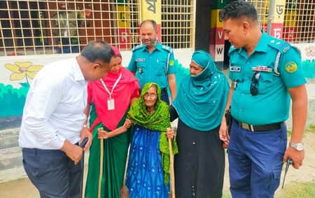 কেন্দ্রে এসে ভোট দিলেন শতবর্ষী রাহেলা বিবি, মুগ্ধ রিটার্নিং কর্মকর্তা
