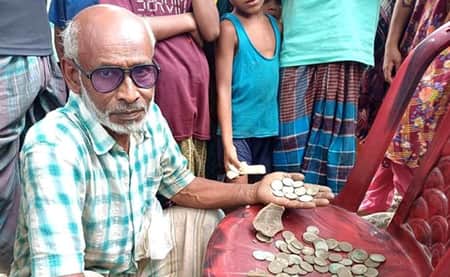 মাটি খুঁড়তেই বেড়িয়ে এলো হাড়িভর্তি প্রাচীন রৌপ্য মুদ্রা Ancient silver coins