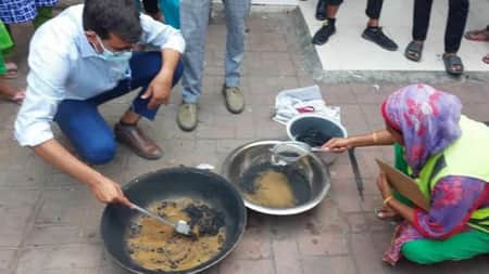 অভিনব কায়দায় স্বর্ণ পাচারের চেষ্টা, আটক ১ Gold